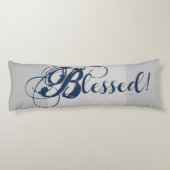 Gezegend! Lichaamskussen (grijs) (Achterkant)