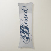 Gezegend! Lichaamskussen (grijs) (Voorkant Verticaal)