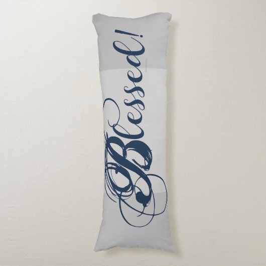 Gezegend! Lichaamskussen (grijs) (Voorkant Verticaal)