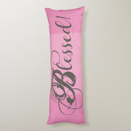 Gezegend! Lichaamskussen (roze) (Achterkant (Verticaal))