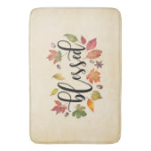 Gezegend met zwarte kalligrafie en herfstbladeren badmat (Voorkant Verticaal)