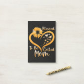 Gezegend om mama genoemd te worden post-it® notes (Op bureau)
