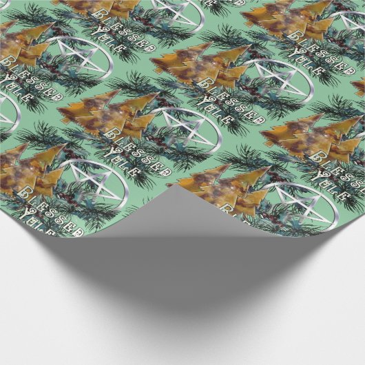 Gezegend Yule Zilveren Pentakel Holly en Pine Cadeaupapier (Hoek)