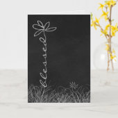 Gezegende madeliefjesbloem op schoolbord voor vrie kaart (Gele Bloem)