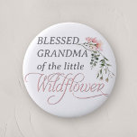 Gezegende oma van een beetje Wildflower Baby showe Ronde Button 5,7 Cm<br><div class="desc">Vier de komende komst van je kleintje met onze "Pink Wildflower Baby Girl Shower Button Pin", een perfecte aanvulling op elk baby shower met zijn charmante wilde bloem en roze thema. Deze fraai vormgegeven knoppen heeft het woord 'Wildflower' in elegante, klassieke kalligrafie, versierd met een delicate waterverf roze wilde bloem...</div>