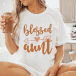 Gezegende tante t-shirt<br><div class="desc">Vier de vreugde van het zijn een tante met dit hartverwarmende "Gezegende Tante" shirt. Met een charmant scriptlettertype en een schattige pijl met een hartaccent, is het een prachtige manier om je liefde voor je neefjes en nichtjes uit te drukken. Gemaakt van zacht, comfortabel materiaal in een trendy boho kleurenpalet,...</div>