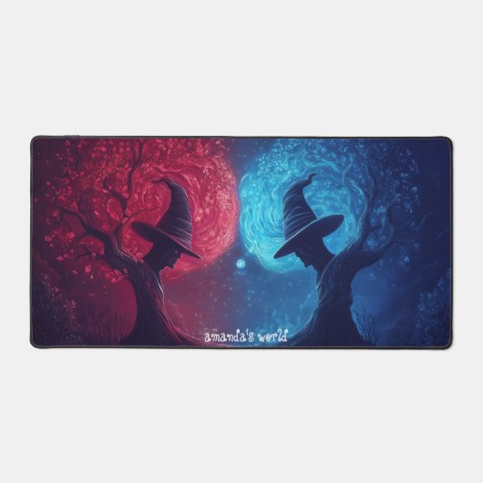 Gezellig Fantasy Village Omgeven door Pine Forest Bureaumat (Voorkant)