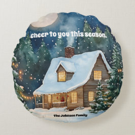 Gezellig kersthuisje bedekt met sneeuw rond kussen