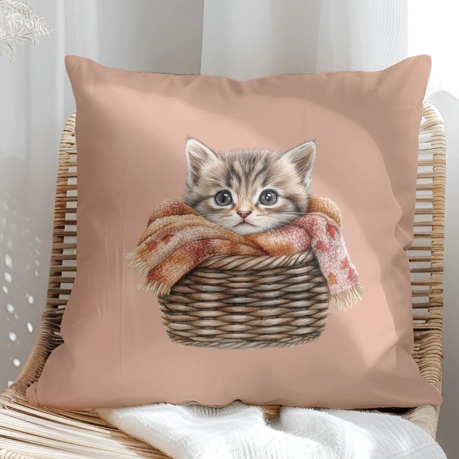 Gezellig mandje kattenkussen – Cinnamon Edition Kussen (Cozy Basket Cat Pillow – Cinnamon Edition in a sunny boho rattan chair)