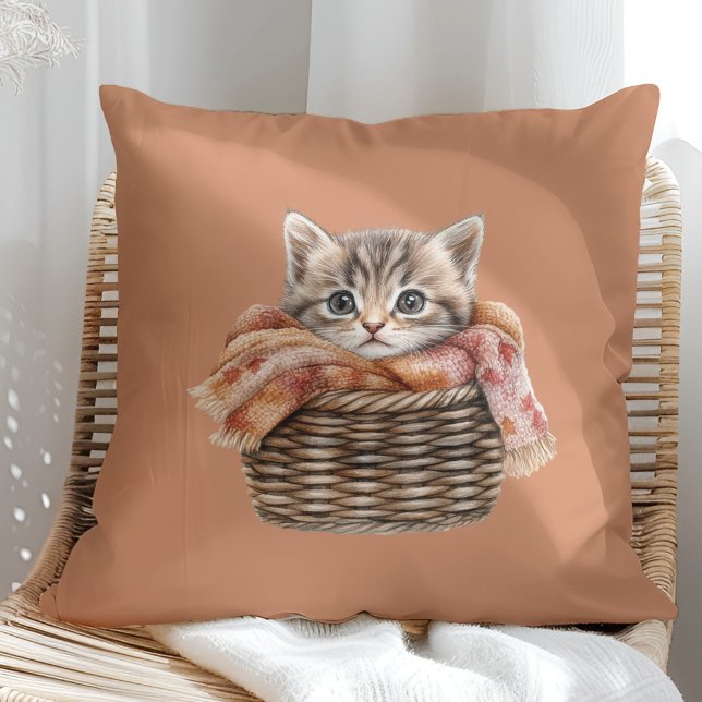 Gezellig mandje Kattenkussen – Terracotta Edition Kussen (Cozy Basket Cat Pillow – Terracotta Edition in a sunny boho rattan chair.)