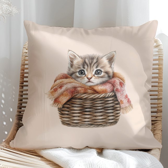 Gezellig mandje Kattenkussen – Warm Cream Edition Kussen (Cozy Basket Cat Pillow – Warm Cream Edition in a sunny boho rattan chair)