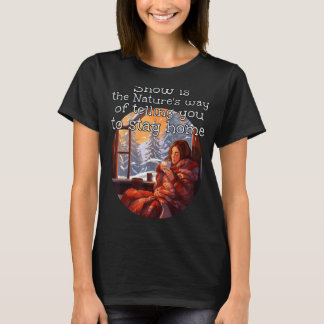 Gezellig Meisje met hete Drink met warme Deken voo T-shirt