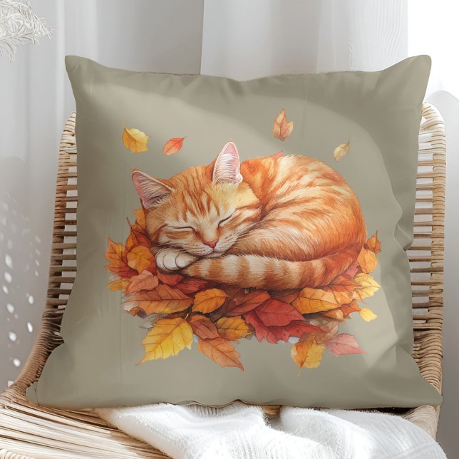 Gezellig Slapen Ginger Kat Olijfkussen Kussen (Cozy Sleeping Ginger Cat Terracotta Pillow in a sunny boho rattan chair.)