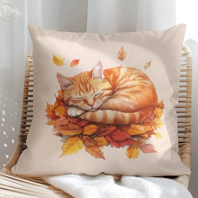 Gezellig Slapen Ginger Kat Zacht Blush Kussen (Cozy Sleeping Ginger Cat Terracotta Pillow on a sunny boho rattan chair.)
