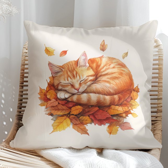 Gezellig Slapen Ginger Kattenkussen – Cream Editio Kussen (Cozy Sleeping Ginger Cat Terracotta Pillow in a sunny boho rattan chair.)