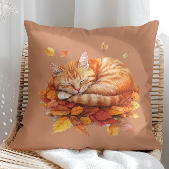 Gezellig slapende gember kat terracotta kussen (Cozy Sleeping Ginger Cat Terracotta Pillow on a sunny boho armchair)