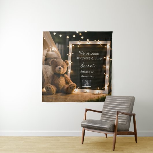 Gezellige avond met teddybeer zwangerschapsaankond wandkleed (In situ)