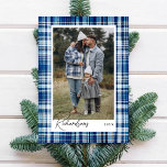 Gezellige Blauw en Wit Plaid Flanel Familie Foto Feestdagenkaart<br><div class="desc">Blauw & wit geruite flanel stof foto vakantie kaart. Het ontwerp heeft een faux blauw en wit geruite flanel stof textuur ontwerp met hints van lichtblauw en marineblauw. Personaliseer met uw speciale foto,  en pas met uw achternaam en jaar aan. Ontworpen door Moodthology Papery</div>