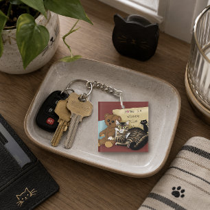 Gezellige Bourgondische Whimsical Tabby Kat Thuis Sleutelhanger