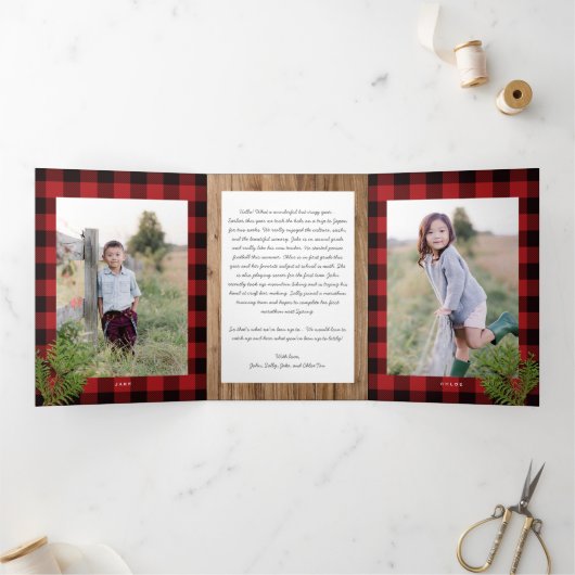 Gezellige chique rode geruite gouden Kerstmis foto Drieluik Uitnodiging (Binnen)