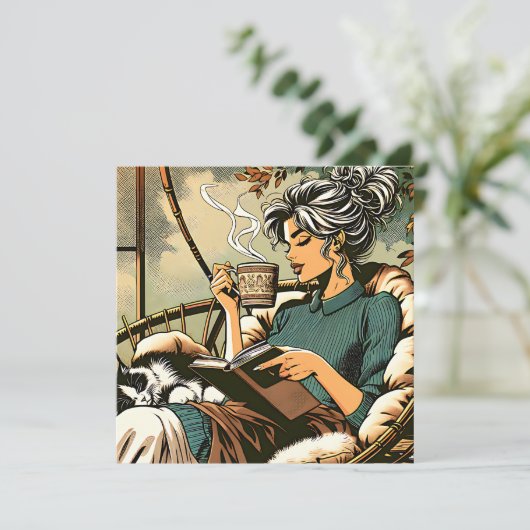 Gezellige dame lezen met koffie en kat kaart (Staand voorkant)