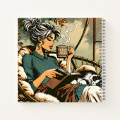 Gezellige dame lezen met koffie en kat notitieboek (Achterkant)
