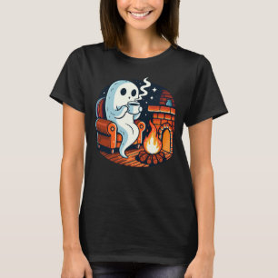 Gezellige Geest Drinkt Koffie bij Openhaard Hallow T-shirt