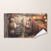 Gezellige Gnome Genieten van een kopje hete cacao Handdoek (Handdoek)