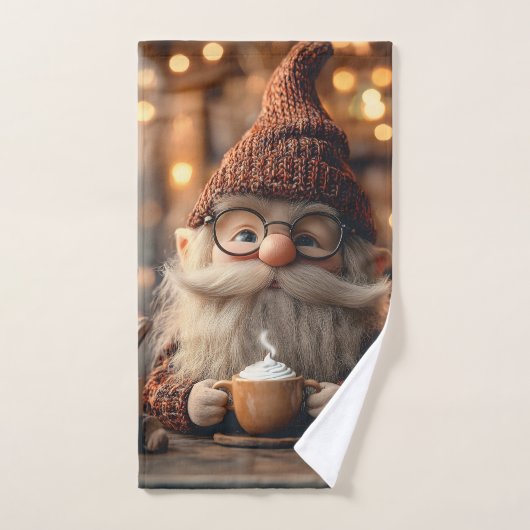 Gezellige Gnome Genieten van een kopje hete cacao Handdoek (Handdoek)