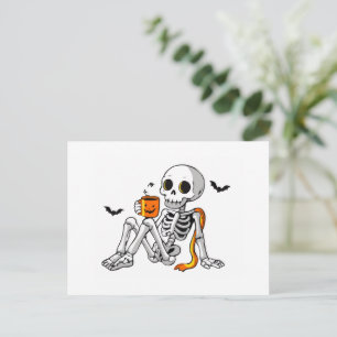 Gezellige Halloween-skelet met koffie- en vleermui Feestdagenkaart