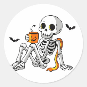 Gezellige Halloween-skelet met koffie- en vleermui Ronde Sticker