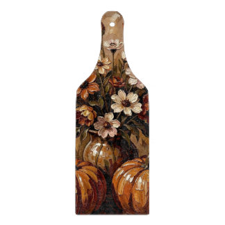 Gezellige herfst oogstpompoenen en bloemen snijplank
