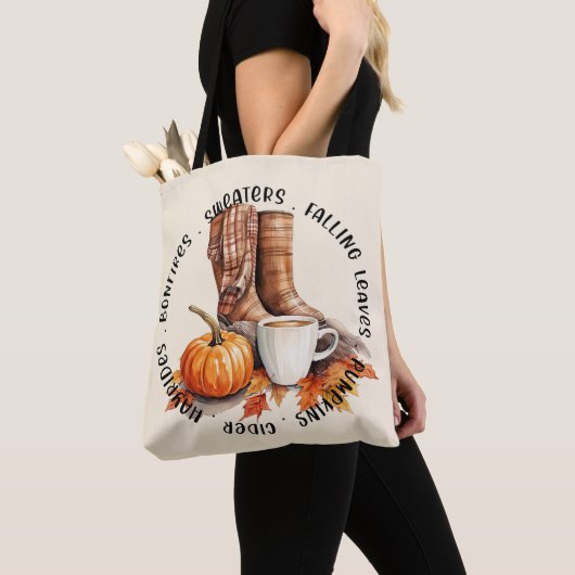 Gezellige Herfst Vibes - Laarzen, pompoenkruid, vr Tote Bag (Dichtbij)
