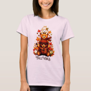 Gezellige herfstberen Gestapelde herfstbladeren en T-shirt