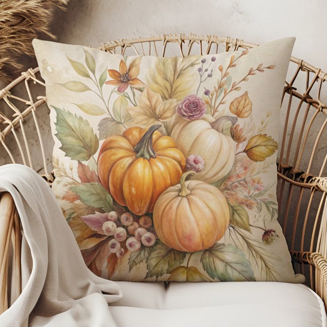 Gezellige herfstpompoenen en bessen worp kussen (Cozy Fall Pumpkins and Berries Throw Pillow in a boho rattan armchair.)