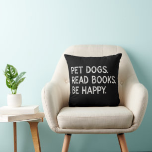 Gezellige honden lezen boeken om gelukkig te zijn kussen