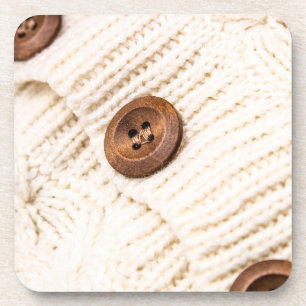 Gezellige kabeltrui met houten knoop brown cream bier onderzetter