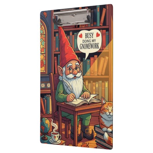 Gezellige kabouter die zijn kabouterwerk doet klembord (Links)