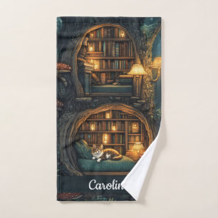 Gezellige kat in een magische boomhutbibliotheek handdoek