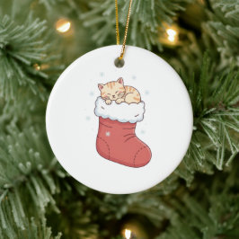 Gezellige kat in kerstsok - slapende kitten keramisch ornament