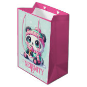 Gezellige Kawaii Panda met Ice Cream Cone Winter Medium Cadeauzakje (Achterkant Gekanteld)