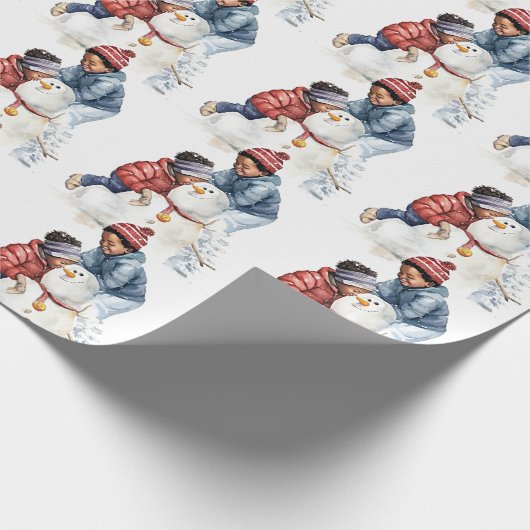 Gezellige Kerst Zwart Kind Bouwen een Sneeuwman Cadeaupapier (Hoek)