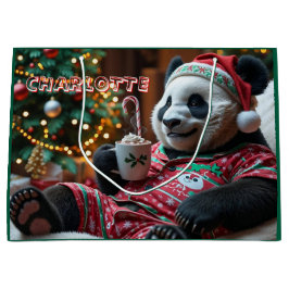 Gezellige kerstpanda in pyjama gepersonaliseerd groot cadeauzakje