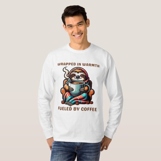 Gezellige Luiaard met Koffie Mok Gewikkeld in Deke T-shirt (Voorkant volledig)