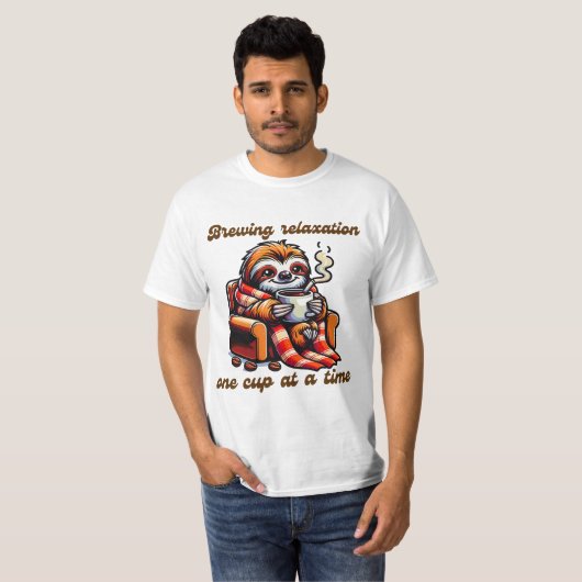 Gezellige luiaard nippen hete koffie illustratie t-shirt (Voorkant volledig)