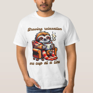 Gezellige luiaard nippen hete koffie illustratie t-shirt