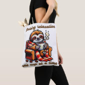 Gezellige luiaard nippen hete koffie illustratie tote bag (Dichtbij)