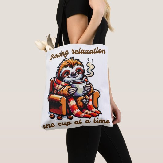 Gezellige luiaard nippen hete koffie illustratie tote bag (Dichtbij)