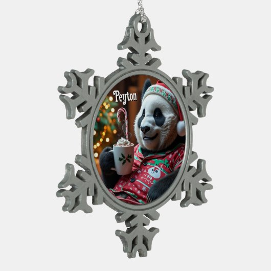 Gezellige Panda in Kerst Pyjama Sipping Hot Cocoa Tin Sneeuwvlok Ornament (Links)