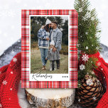 Gezellige Rood en Wit Plaid Flanel Familie Foto Feestdagenkaart<br><div class="desc">Rood & wit geruite flanel stof foto vakantie kaart. Het ontwerp heeft een faux rood en wit geruite flanel stof textuur ontwerp met hints van lichtroze. Personaliseer met uw speciale foto,  en pas met uw achternaam en jaar aan. Ontworpen door Moodthology Papery</div>